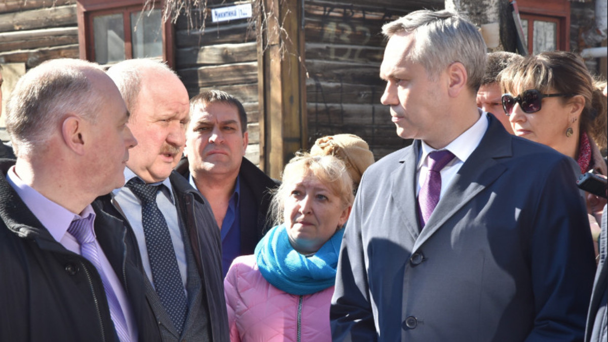 Губернатор Андрей Травников&nbsp;&mdash; на переднем плане справа.