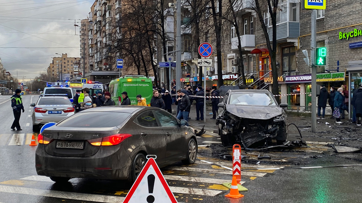 На северо-западе Москвы автомобиль после ДТП сбил людей на тротуаре — РБК