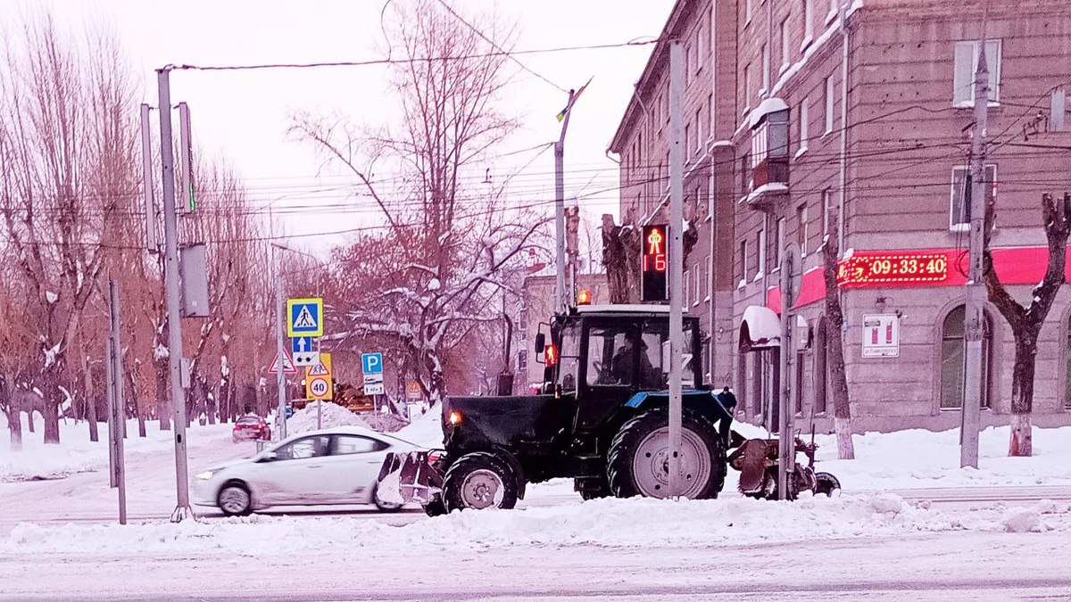 Уборка снега на ул. Станиславского в Новосибирске