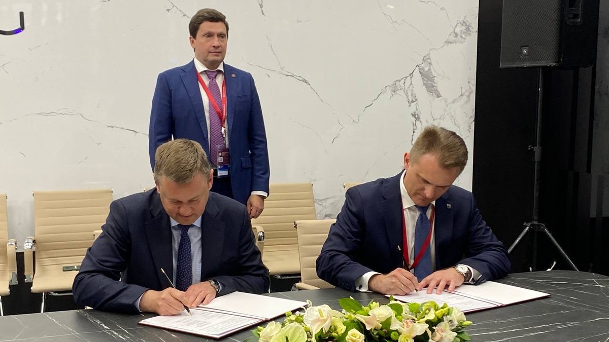 Вице-губернатор Кирилл Поляков (слева), председатель комитета по промышленной политике, инновациям и торговле Кирилл Соловейчик (в центре), гендиректор АО &laquo;Технологии радиоконтроля&raquo; Владимир Новиков