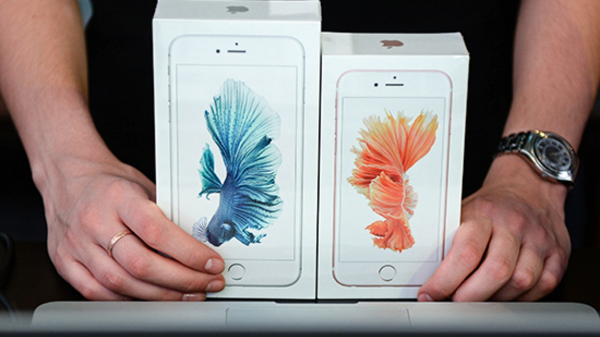 Продавец демонстрирует новые смартфоны Apple iPhone 6s и iPhone 6s Plus
