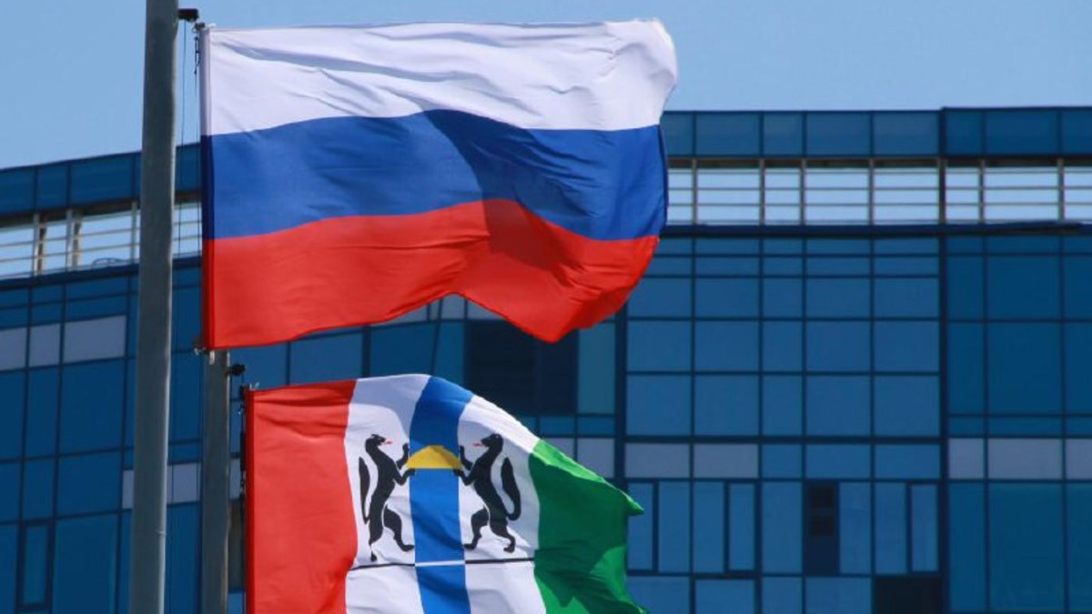 Флаги России и Новосибирской области