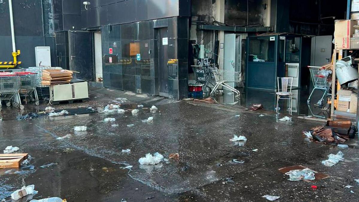 Последствия прорыва трубы с горячей водой в ТЦ «Времена года»