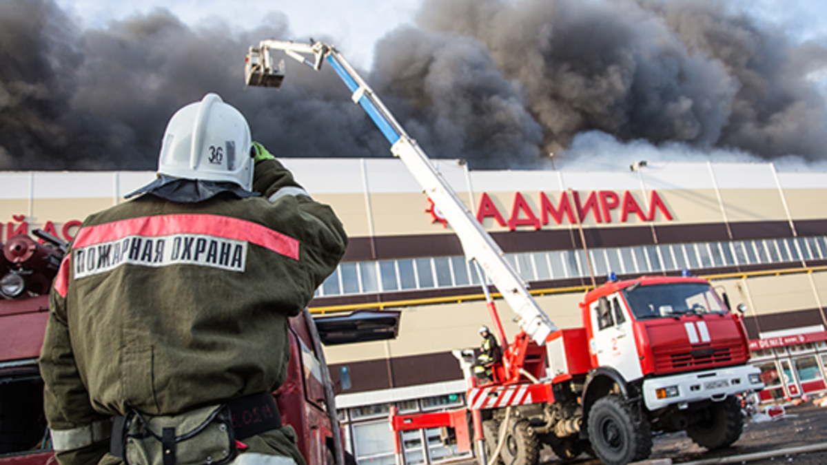 При пожаре в торговом центре «Адмирал» в Казани обрушился один из входов —  РБК