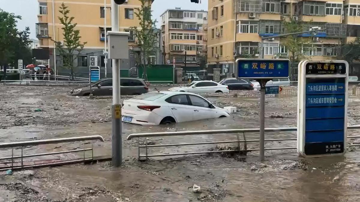 В Китае из-за мощного урагана затопило города — РБК