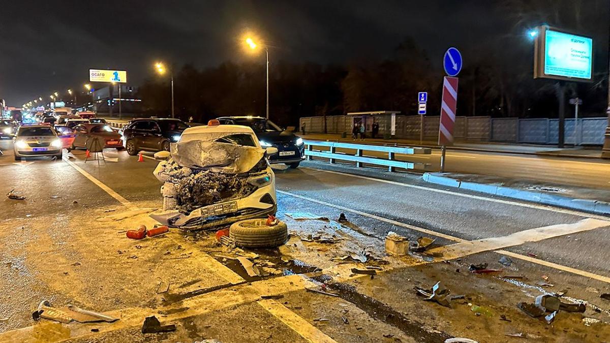 В Москве такси загорелось после ДТП с двумя автомобилями — РБК