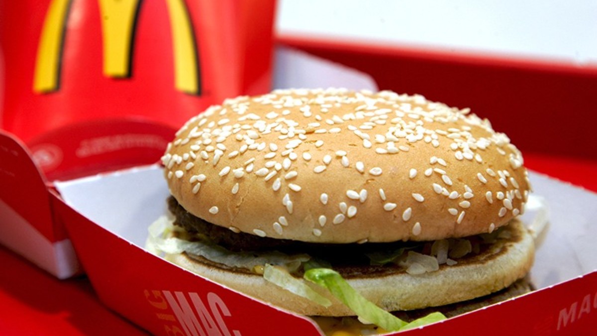 «Биг Мак». Компания McDonald's (США)
Первый российский ресторан McDonald's был открыт в 1990 году в Москве на Пушкинской площади. Сейчас в России работают 433 ресторана сети, 115 из которых находятся в Москве. Самым известным сэндвичем из меню McDonald’s является «Биг Мак». Почти все ингредиенты, из которых состоит бутерброд, - российского производства. Поставщиком котлет является «Мираторг», использующий бразильское сырье, овощей — «Белая дача». Исключение (отчасти) составляет только плавленый сыр. Для бутерброда используется либо сыр «Хохланд», который производится на подмосковном заводе, либо сыр «Шрайбер», который поставлялся в сети из Германии. 