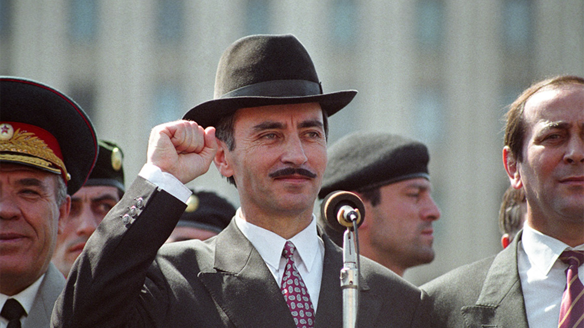 21 апреля 1996 года в районе села Гехи-Чу в Чечне российские спецслужбы поймали сигнал от спутникового телефона лидера самопровозглашенной Чеченской республики Ичкерия Джохара Дудаева. В воздух были подняты самолеты с самонаводящимися ракетами, настроенными на частоту мобильного телефона Дудаева.
Лидер Ичкерии был уничтожен в ночь с 21 на 22 апреля. Все детали операции по ликвидации Дудаева до сих пор засекречены. Предполагается, что он был уничтожен во время телефонного разговора с депутатом Госдумы Константином Боровым.
