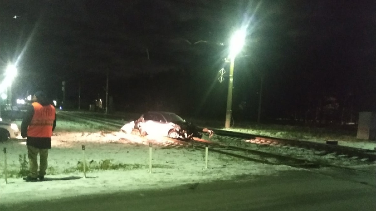 В Ленинградской области поезд снёс автомобиль на переезде — РБК