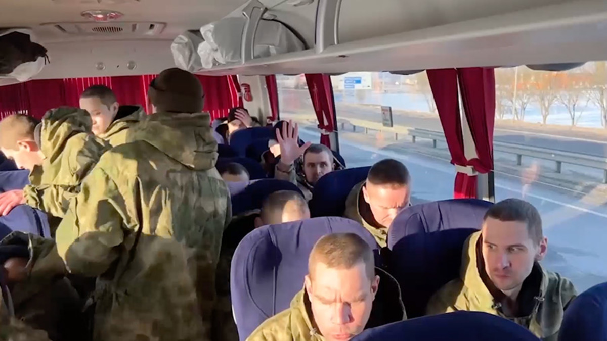 Москва и Киев провели обмен военнопленными.&nbsp;Минобороны&nbsp;России сообщило, что он прошел по формуле &laquo;195 на 195&raquo;. Президент Украины Владимир&nbsp;Зеленский&nbsp;заявил, что Киев вернул 207 человек.

Посредническое гуманитарное участие в возвращении российских военнослужащих приняли власти ОАЭ, рассказали в&nbsp;Минобороны. По оценке депутата Госдумы, представителя парламентской координационной группы по вопросам военной операции&nbsp;Шамсаила&nbsp;Саралиева, за январь в общей сложности удалось вернуть 443 российских военных. Обмен, состоявшийся 31 января, он назвал &laquo;самым большим&raquo;.

Обмен стал первым после крушения Ил-76 в Белгородской области, где погибли в том числе украинские пленные. Москва заявила, что самолет был сбит ВСУ&nbsp;ракетой, запущенной из Харьковской области.&nbsp;Президент Владимир Путин заявил, что Россия не станет останавливать обмены после произошедшего. &laquo;Нам своих ребят надо забрать&raquo;,&nbsp;&mdash; отметил он.

По оценке главы государства, в России находятся тысячи пленных, у Украины&nbsp;&mdash; десятки.