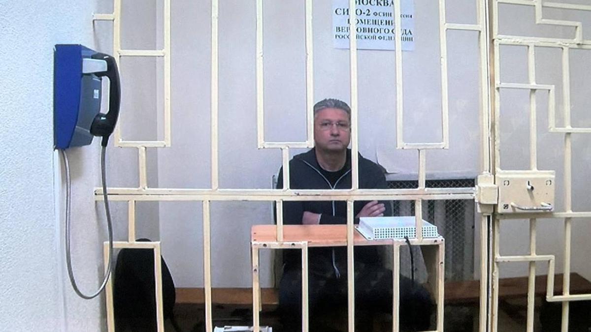 Суд арестовал две машины и мотоцикл замглавы Минобороны Иванова — РБК