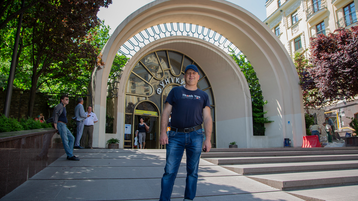 «Ожидаю от Зеленского в первую очередь, что он поломает всю эту старую систему, коррупцию. Суды станут справедливыми. Начнут люди возвращаться из-за границы, и все будет хорошо. Среди всех президентов, которые были, Зеленский, с моей точки зрения, самый простой человек. Общается с людьми через интернет, все просто, понятно. Перед инаугурацией даже извинился. Сказал, извините, что будут перекрыты дороги.
Ему очень тяжело. Сейчас ему палки в колеса вставляют со всех сторон: и бывшая власть, и Рада. Думаю, что у него все выйдет. У него хорошая команда.
В самую первую очередь <...> надо разрушить систему «у кого деньги, тот и прав». Все должны быть равны перед законом. Это самое главное. Тогда будет все нормально»