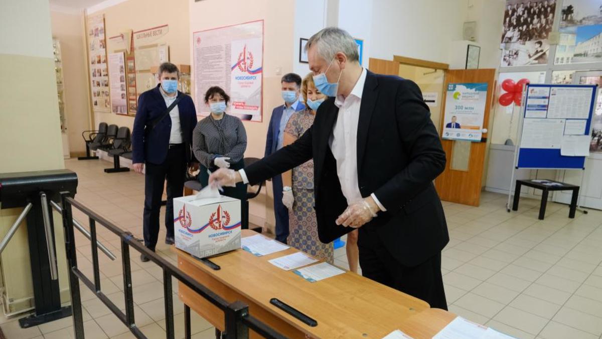 Андрей Травников голосует за присвоение Новосибирску почетного звания