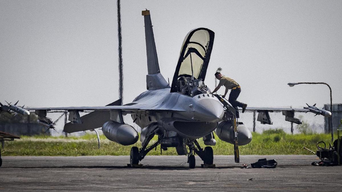 США планируют в мае выпустить первых украинских летчиков, переобученных на F-16