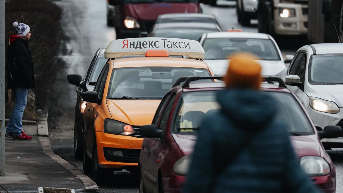 Такси ездить по городу