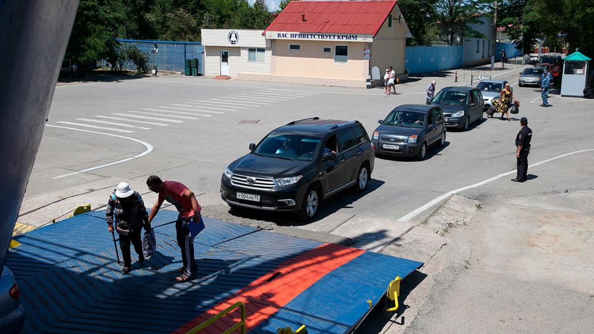 Власти сообщили о двух поврежденных паромах от обломков ракет в Керчи — РБК