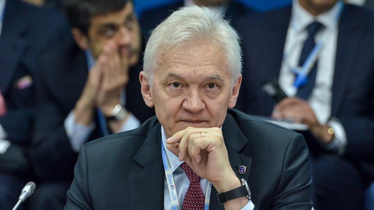 Геннадий Тимченко, владелец «Волга Груп»
Кто ввел санкции: США, Канада и Австралия
Накануне санкций США Тимченко продал долю в одном из своих ключевых активов — нефтетрейдере Gunvor (43,6%) — партнеру Торбьерну Торнквисту. В апреле 2014 года избавился еще от одного трейдера — International Petroleum Products (IPP), а летом — от компании «Авиа Групп», владеющей терминалами бизнес-авиации в Шереметьево и Пулково.
В ноябре 2015 года Минфин США заявил о возможной притворности сделок, введя дополнительные санкции против шведа Свена Олсона, «Авиа Групп Терминал» (входит в «Авиа Групп»), Fentex и еще пяти фирм, с помощью которых Тимченко якобы мог обходить санкции. Олсон — член правления «Волга Груп». Тимченко как минимум до марта 2014 года входил в совет директоров Gunvor и IPP. Fentex — офшор с Британских Виргинских островов, через который Тимченко владел долей в Gunvor.
С момента введения санкций Тимченко сохранил доли только в трех крупных активах — НОВАТЭКе (23,49%), «Сибуре» (14,2%) и группе «Стройтрансгаз» (63%).
В августе 2014 года он рассказывал, что временно отказался от поездок в Европу, опасаясь «провокаций со стороны спецслужб США». Бизнесмен также был вынужден отказаться от карт, выпущенных платежными системами Visa и MasterCard. Как рассказывал в ходе прямой линии весной 2014 года президент Владимир Путин, супруга Геннадия Тимченко Елена не смогла за рубежом расплатиться карточкой за операцию. Сама Елена Тимченко говорила в интервью «Огоньку», что санкции затрудняют совместные с мужем путешествия по миру, поэтому они стали чаще ездить по России.
Состояние (здесь и далее приведена оценка состояния по версии журнала Forbes) в 2014 году: $15,3 млрд
Состояние в 2016 году: $11,4 млрд
