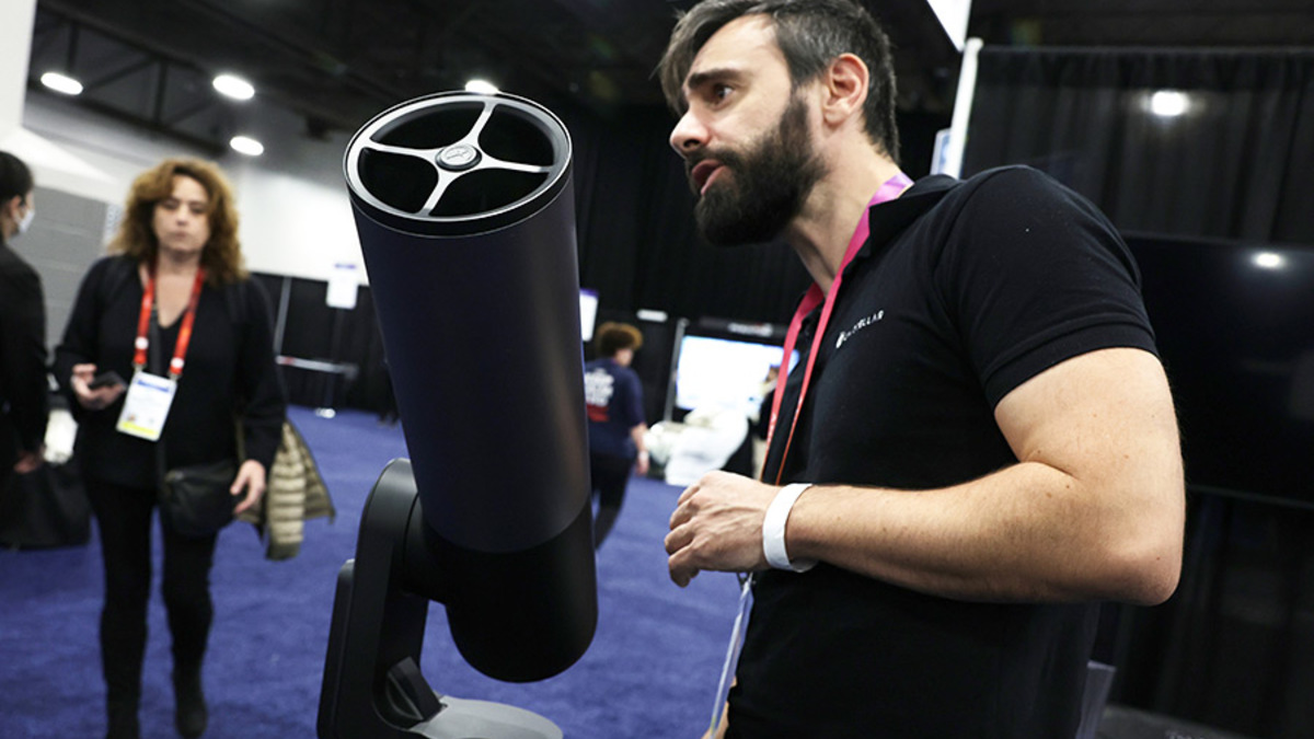 Французская компания Unistellar представила вторую версию «умного телескопа» Equinox 2 Smart Telescope, который не имеет привычного окуляра. Телескоп предназначен не для наблюдения за звездным небом, но может фотографировать космические объекты раз в тридцать секунд и автоматически передавать изображение на смартфон. Частота снимков, как заверяют представители компании, позволяет накладывать изображения друг на друга, что снижает помехи и делает картинку более четкой. Устанавливать объекты наблюдения можно через специальное приложение для смартфона. Каждый объект в базе данных имеет готовые настройки времени экспозиции и количества света в кадре. Equinox 2 Smart Telescope создает изображения с разрешением 6,2 мегапикселя в форматах JPEG и RAW. Само устройство обладает встроенной памятью 64 Гб, весит 9 кг и имеет встроенную батарею, работающую без зарядки в течение 11 часов. Стоимость телескопа на предзаказе составляет $2,5 тыс. Поставка первой партии ожидается в середине февраля. О доступности устройства в России данных нет.