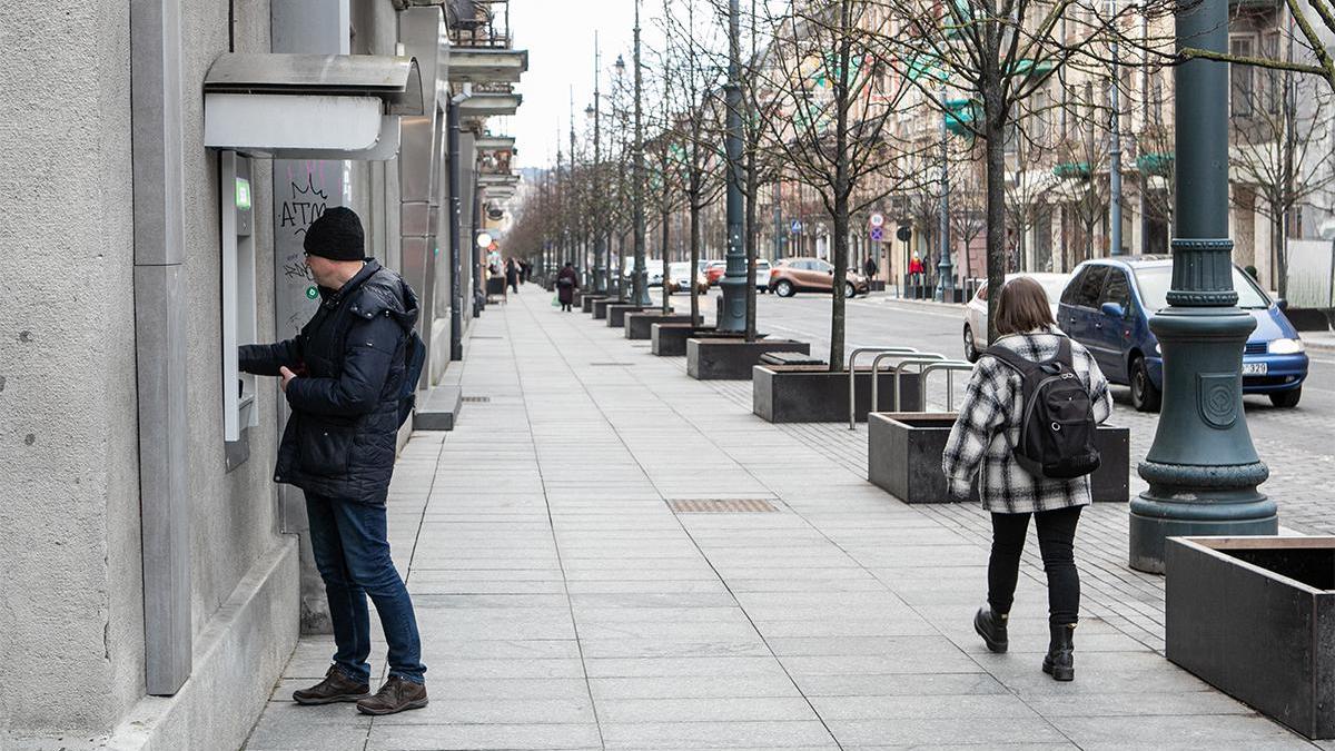 ВТБ запустил международные переводы наличными — РБК