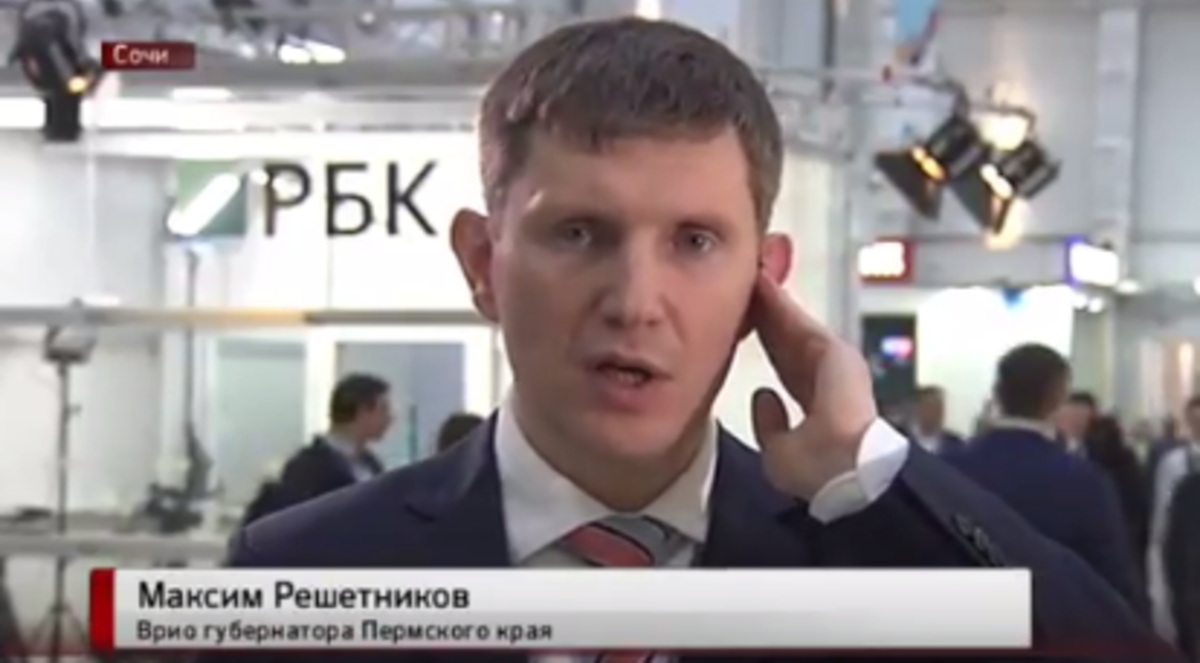 Врио губернатора Пермского края Максим Решетников во время прямого включения с телеканалом РБК-Пермь