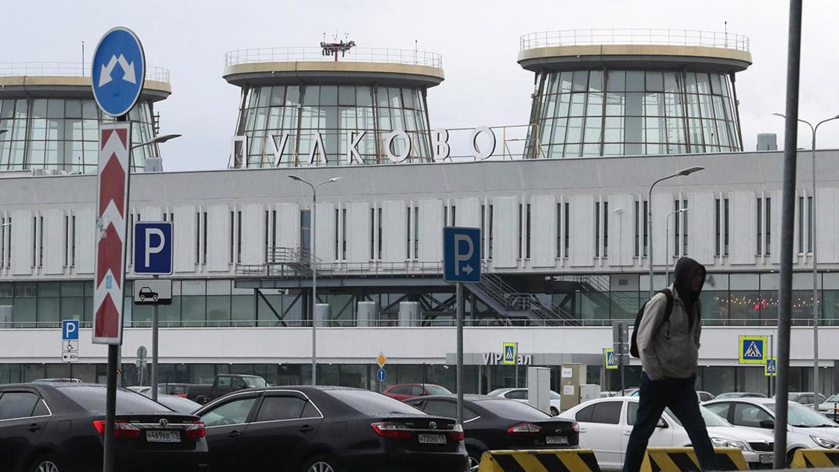 В Пулково из-за ветра отменили вылет самолета в Мурманск — РБК