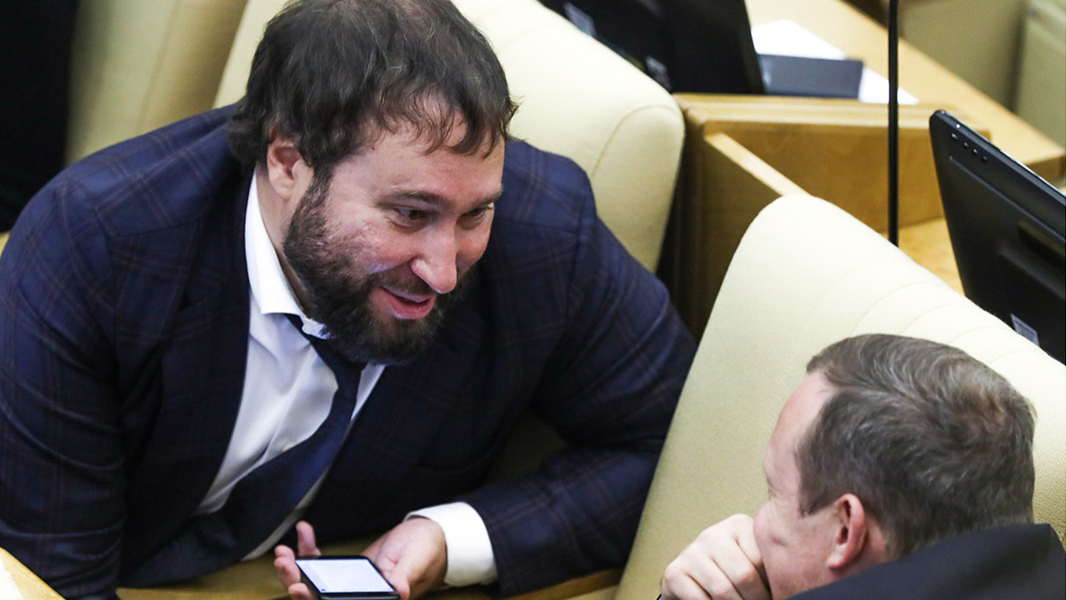 Антон Горелкин (слева)