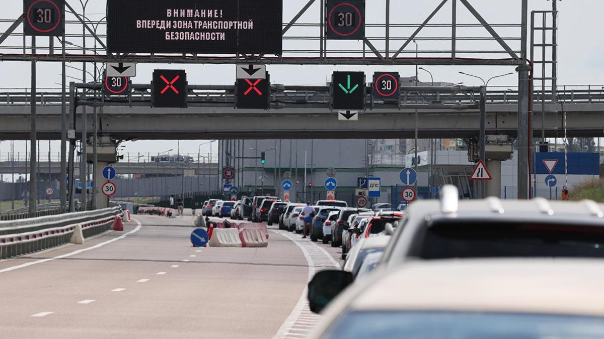 Движение по Крымскому мосту перекрыли второй раз за ночь — РБК