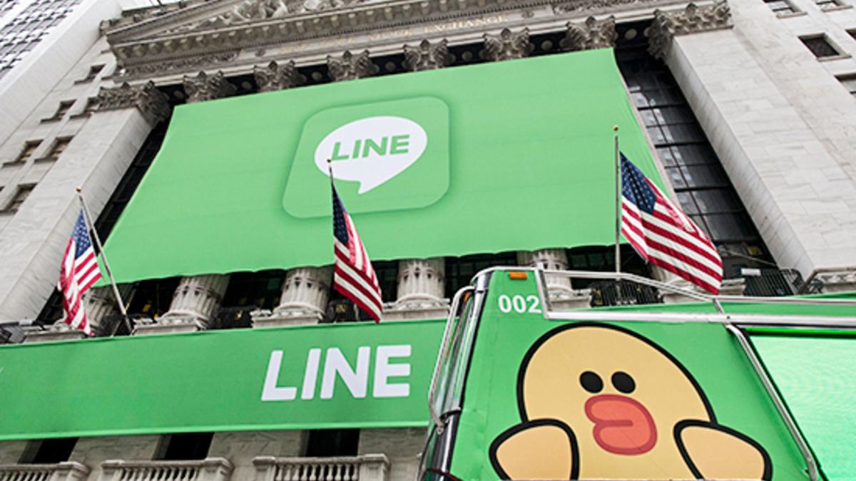 Вывеска с логотипом японского интернет-сервиса Line на Нью-Йоркской бирже, 14 июля 2016 года