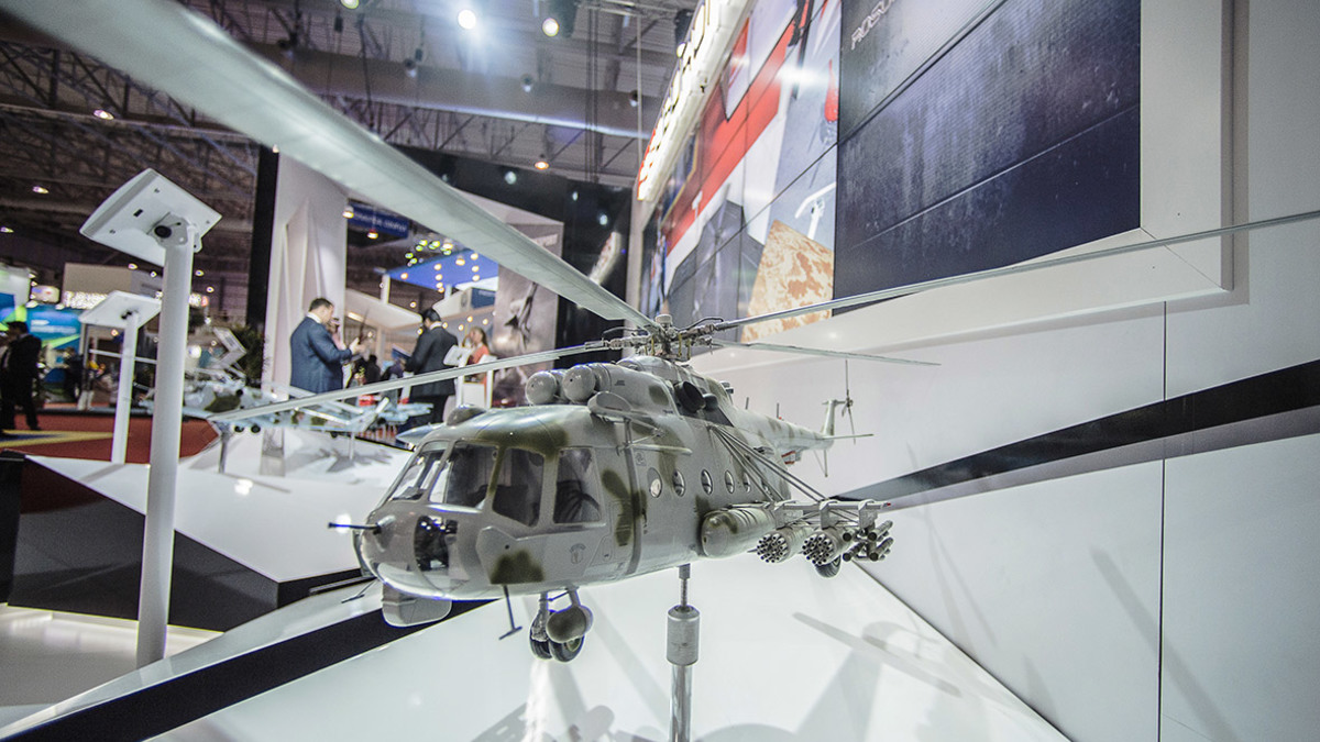 Макет российского военно-транспортного вертолета Ми-171Ш