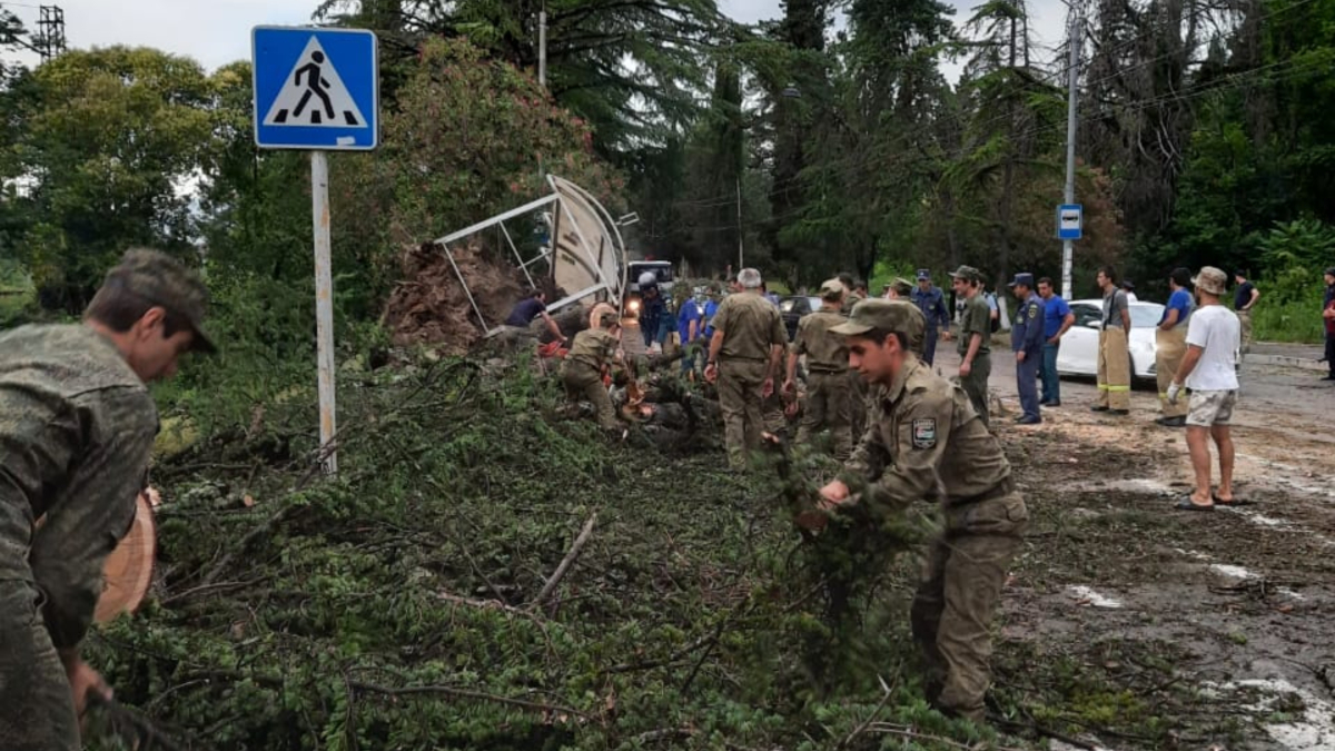 Часть Абхазии оказалась без света из-за урагана — РБК