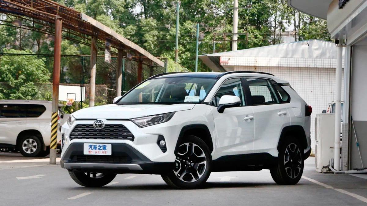 Toyota RAV4 появился на рынке благодаря параллельному импорту. Цена  начинается от 3,5 млн руб. :: Autonews