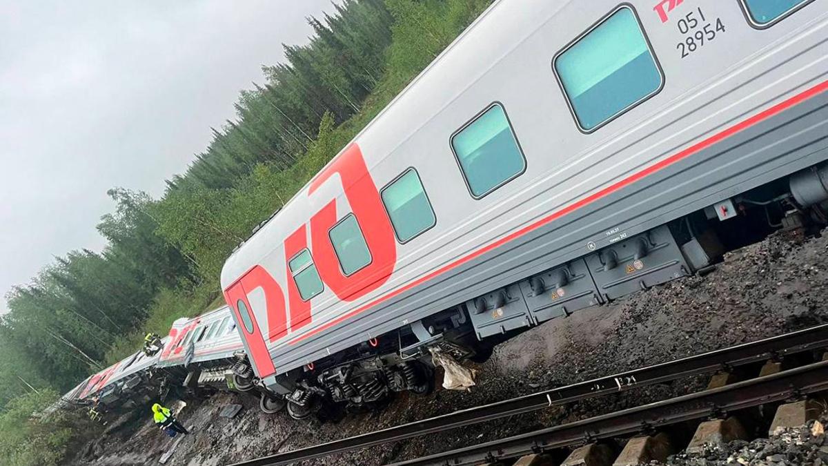 Люди сами себя спасали». Очевидцы рассказали о сходе поезда в Коми — РБК