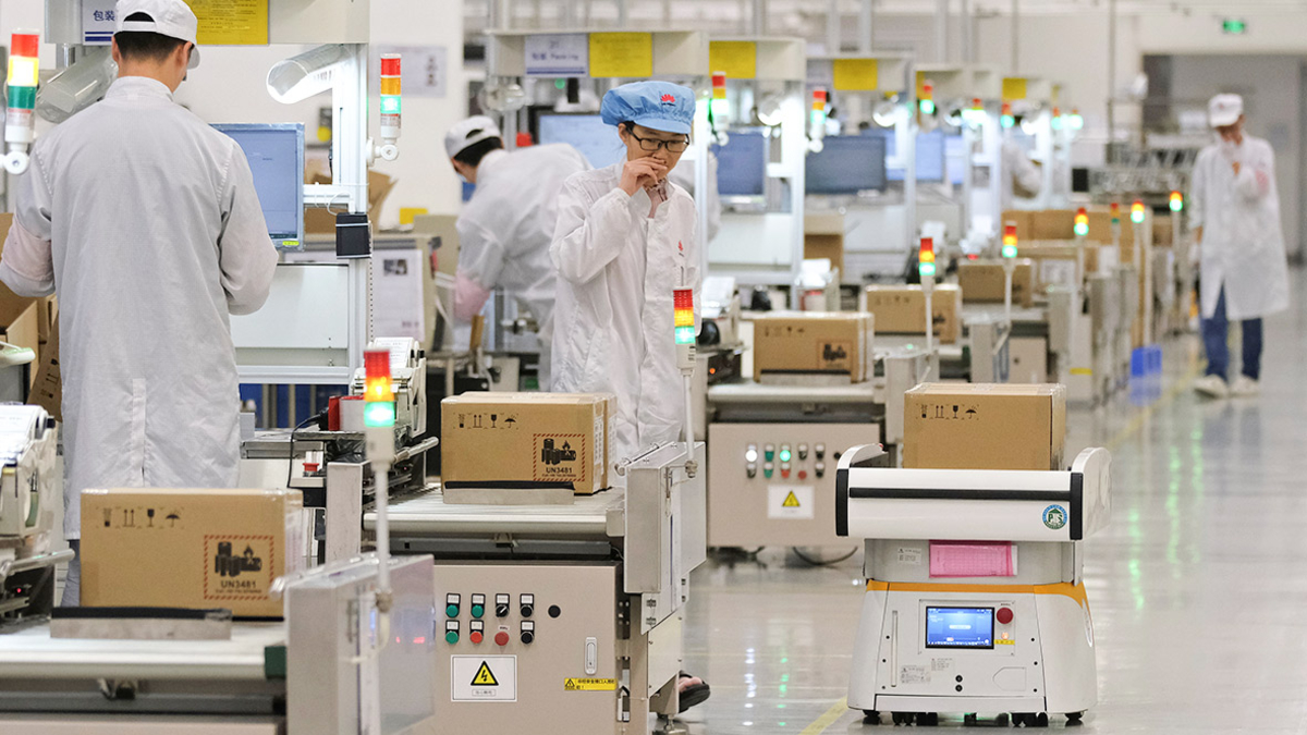 Производство мобильных телефонов на заводе компании Huawei