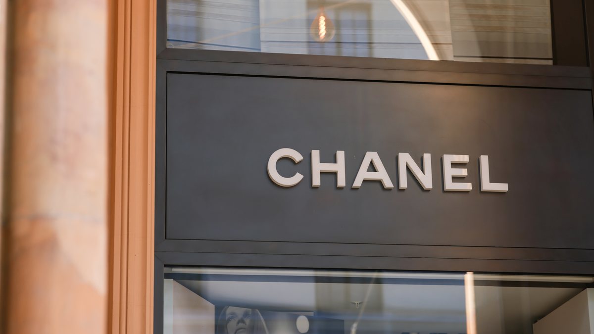 Chanel объяснила ограничения на продажу товаров россиянам за границей | РБК  Стиль