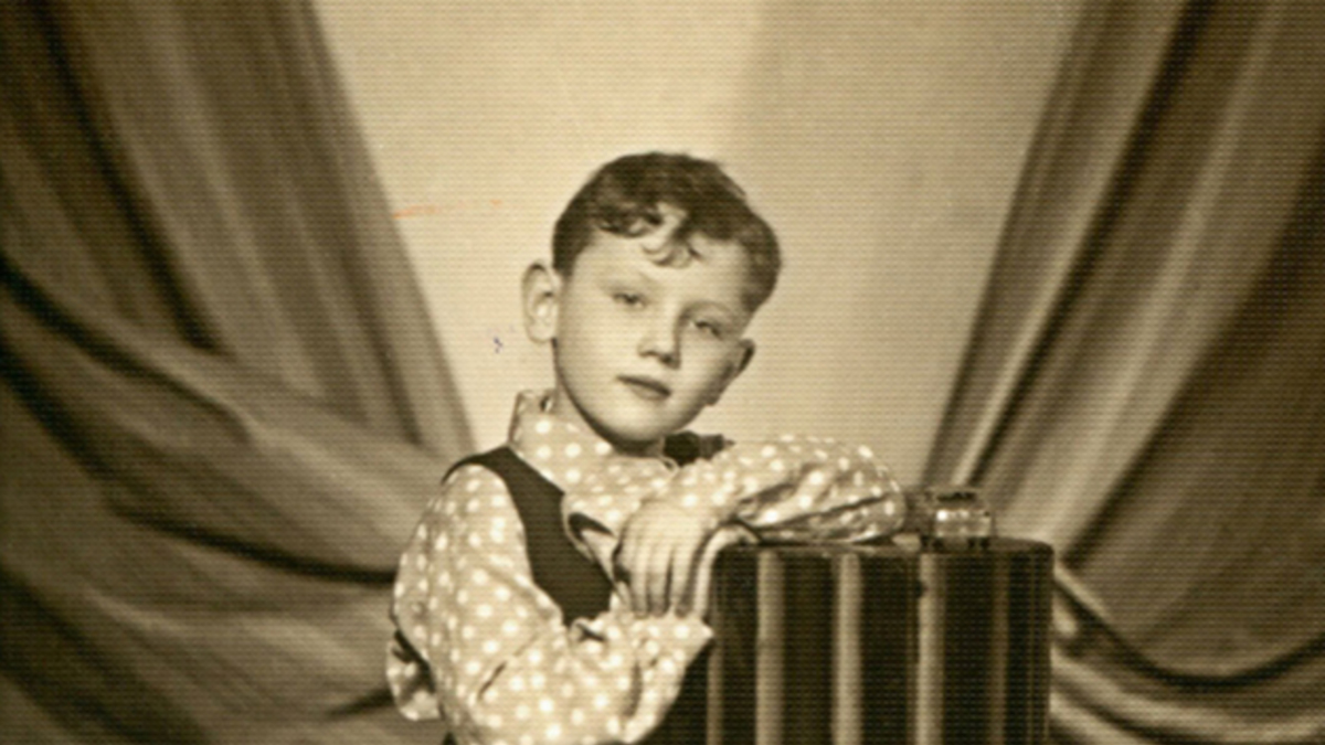 Владимир Чуров родился 17 марта 1953 года. Его отец, Евгений Чуров, был морским офицером и ученым. Мать, Ирина Чурова, была дочерью генерала Владимира Брежнева, после окончания филологического факультета МГУ она работала редактором в издательстве. На фото — Владимир Чуров в детстве, 1958 год.