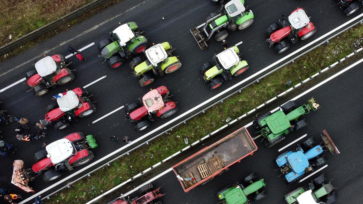 Французские фермеры анонсировали «полную блокаду» Парижа — РБК