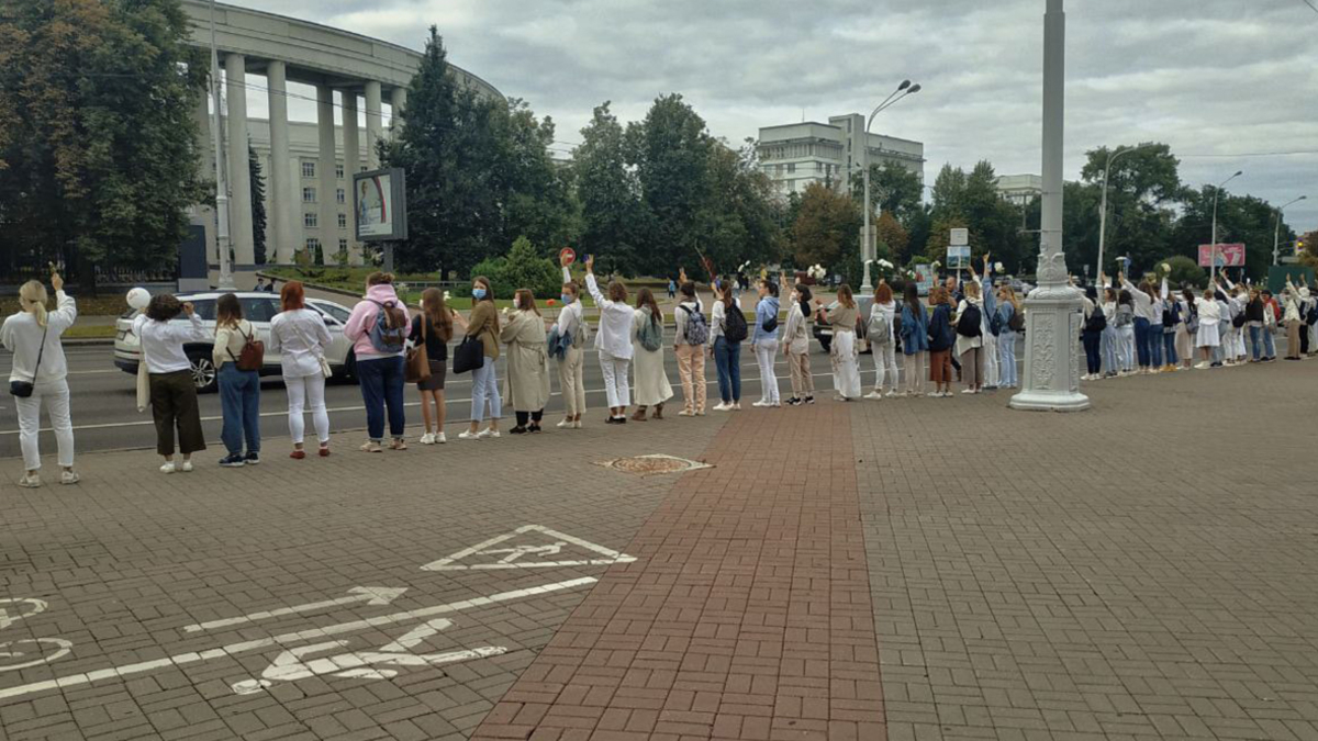 В Минске женщины второй день подряд выстроили «цепи солидарности» — РБК