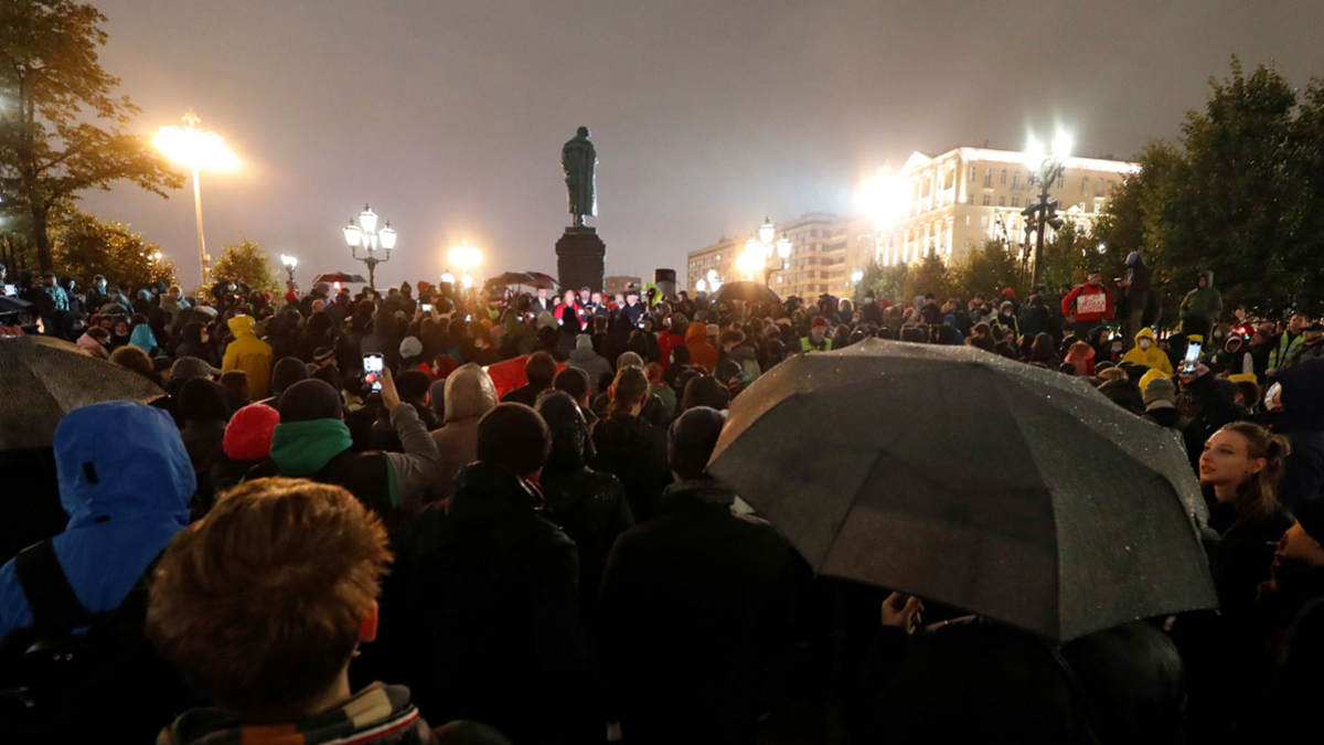 Участники акции протеста Коммунистической партии Российской Федерации по итогам выборов депутатов Государственной Думы