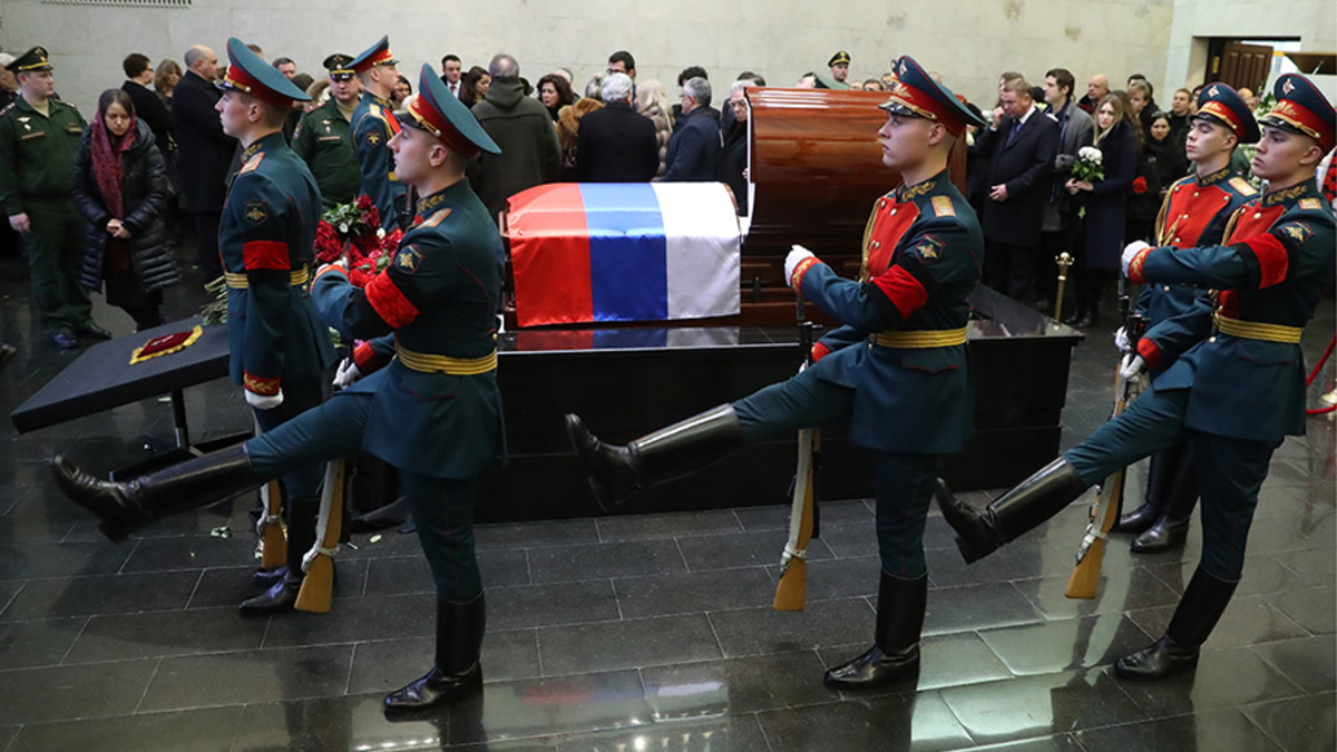 На церемонии прощания с Виталием Чуркиным в Большом траурном зале Центральной клинической больницы Управления делами президента России