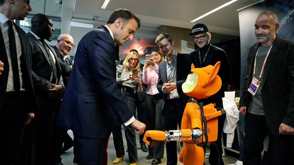 Эммануэль Макрон здоровается с роботом во время AI Action Summit в Париже, Франция, 11 февраля 2025 года