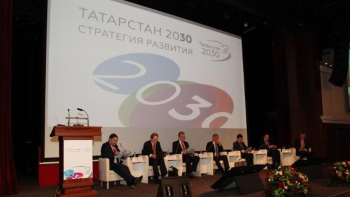 Стратегия-2030

Закон о татарстанской &laquo;Стратегии-2030&raquo; депутаты приняли 10 июня практически единогласно. 300-страничный документ, который разрабатывали 2,5 года под руководством Леонтьевского центра, презентовал министр экономики Артем Здунов. Принятию закона предшествовал ряд крупных общественных обсуждений,&nbsp;в том числе&nbsp;с участием&nbsp;председателя Комитета гражданских инициатив Алексея Кудрина.

Стратегия предусматривает серьезный экономический рывок республики и лидерство по темпам роста не только в Поволжье, но и по всей России. ВРП региона к 2030 году планируется увеличить в 4,3 раза - до 7 трлн руб. за счет формирования развитых экономических кластеров. Доля малого и среднего бизнеса должна вырасти с 26% до 33%. Численность населения должна вырасти на 350 тыс. человек за счет&nbsp;роста рождаемости и мигрантских потоков.
