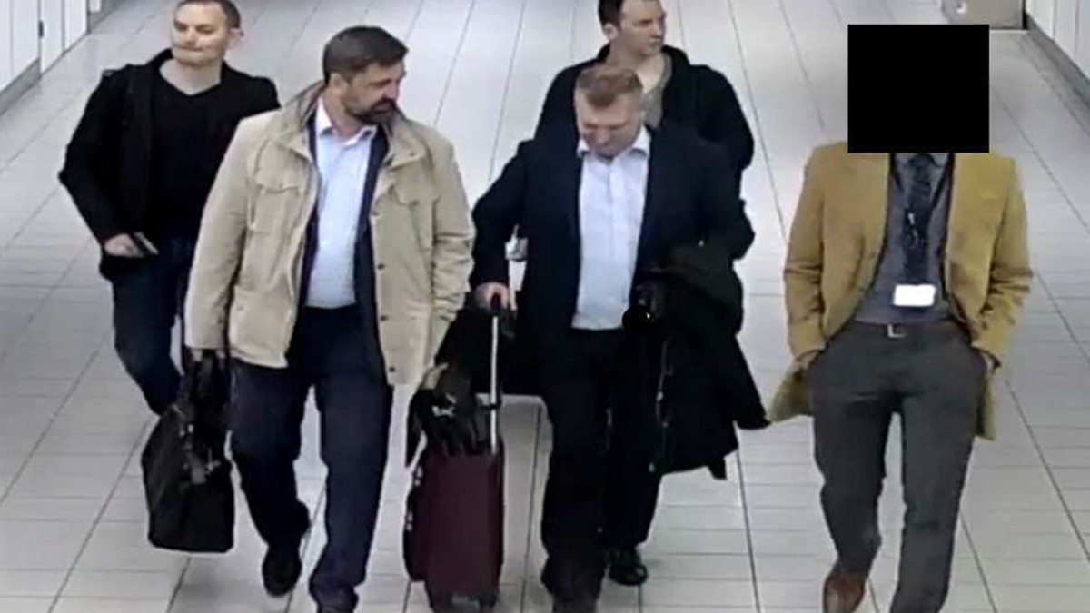 Власти Нидерландов утверждают, что россияне въехали в страну по дипломатическим паспортам