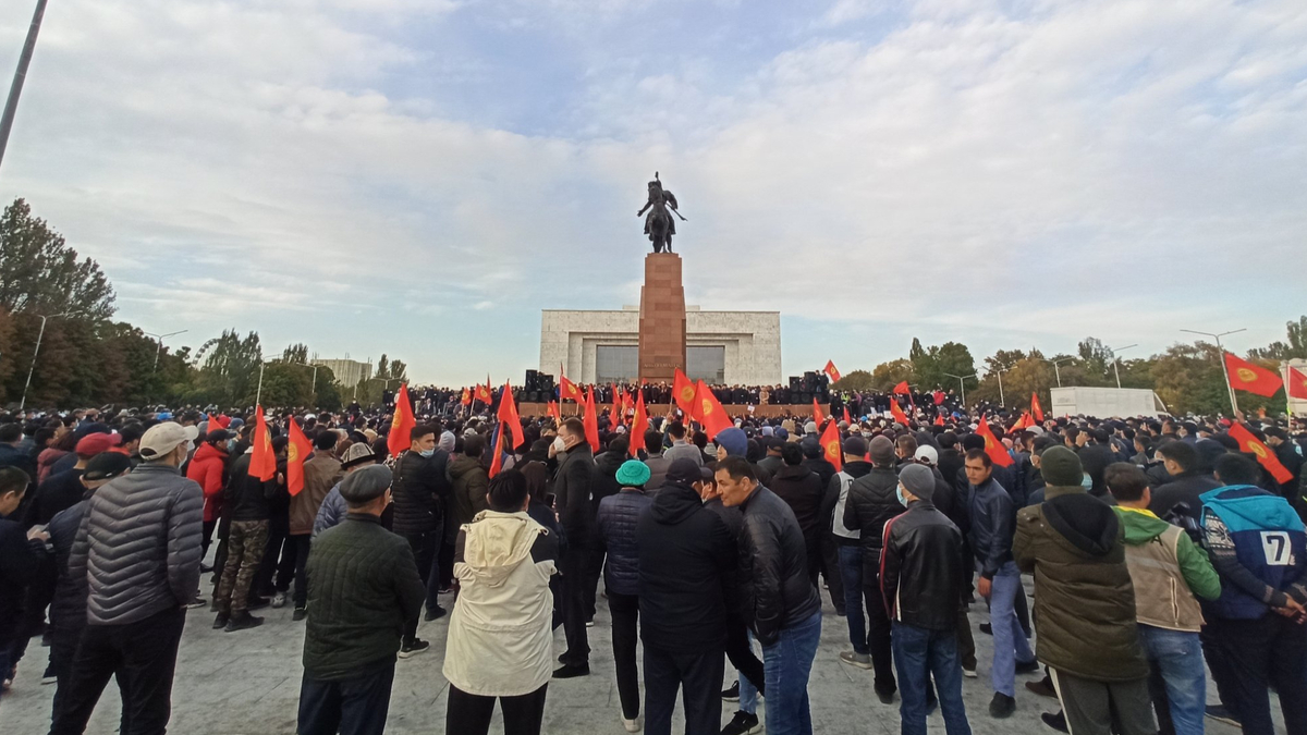 На митинге в Бишкеке началась стрельба — РБК