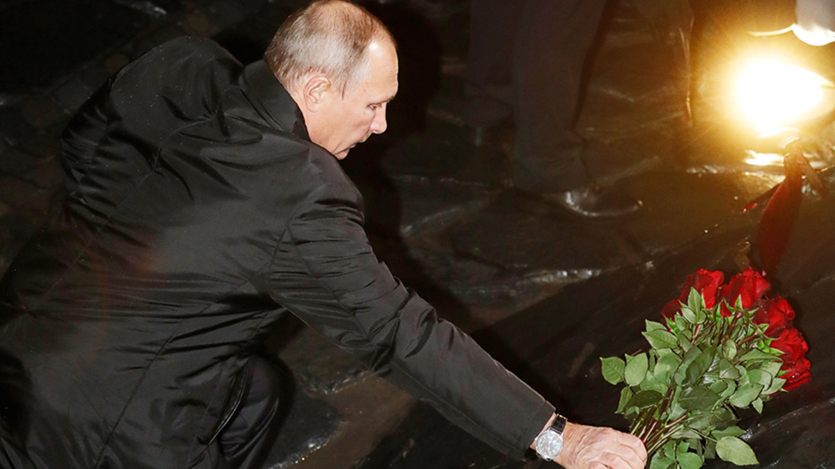 Президент России Владимир Путин 30 октября возложил цветы к мемориалу «Стена скорби» в Москве. Создать его Путин поручил в 2015 году.