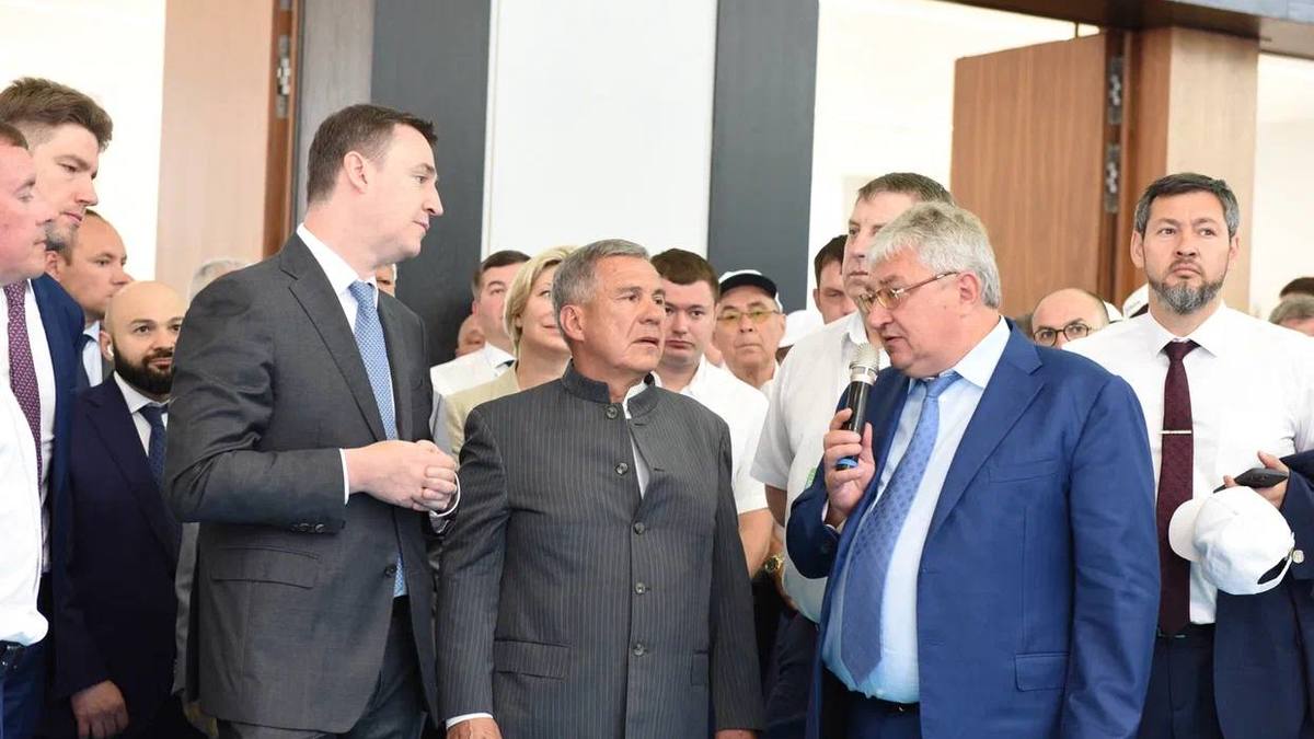 справа налево: учредитель ГК «Август» Александр Усков, президент РТ Рустам Минниханов, министр сельского хозяйства РФ Дмитрий Патрушев