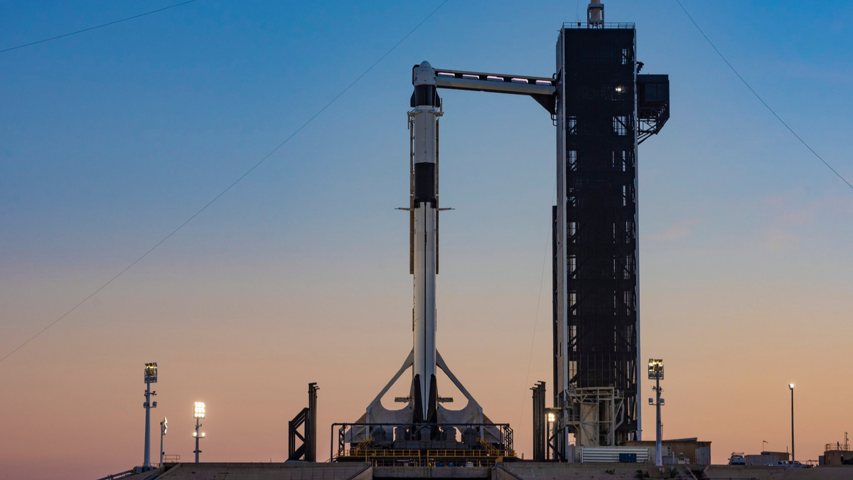 Ракета Falcon 9 с космическим кораблем Crew Dragon на стартовой площадке