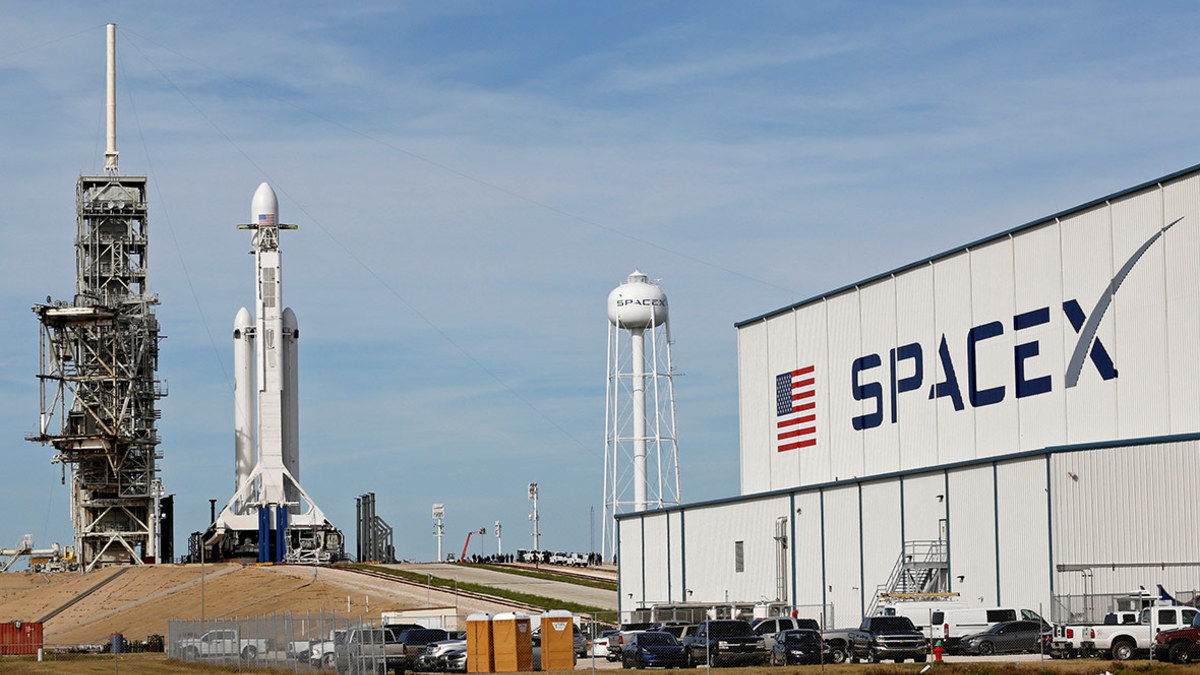 Cверхтяжелая ракета Falcon Heavy на стартовой площадке