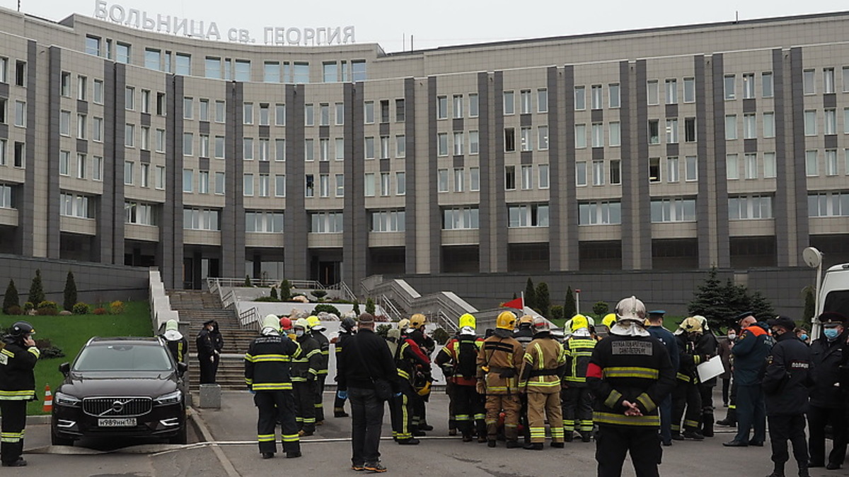 Смольный финансово поможет семьям погибших при пожаре в больнице — РБК