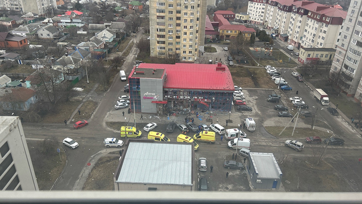 Во время обстрела был поврежден торговый центр в районе Харьковская гора, сообщило белгородское издание Go31. Здание расположено на пересечении улиц Плеханова и Лермонтова. Позднее информацию подтвердил глава Белгородской области Вячеслав Гладков. В здании выбило окна, поврежден фасад.