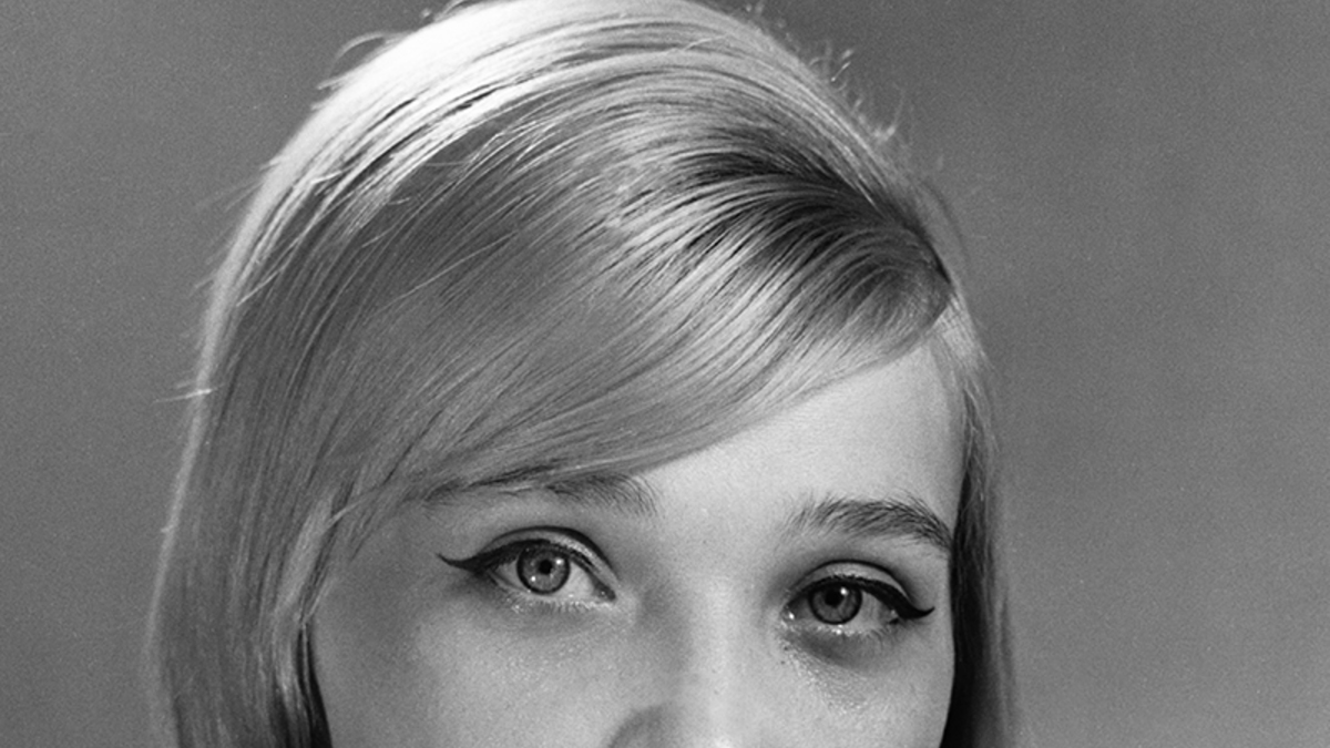 На фото: Светлана Светличная, июнь 1964 года
Светлана Светличная родилась в мае 1940 года в армянском городе Ленинакан (нынешний Гюмри). Мать Светличной сама мечтала стать актрисой и даже играла в театральных постановках в Доме офицеров (отец Светланы был военным). Будучи беременной, она сказала будущему отцу Светланы: «Если родится девочка, назовем Светланой. Представляешь, как красиво будет звучать: «артистка Светлана Светличная»?»
Мать всегда поддерживала Светлану в ее выборе будущей профессии, вместе они регулярно ходили в кино и отыскивали по телевидению голливудские фильмы. Именно мать отправила Светлану в Москву поступать во ВГИК. «Она была очень женственная, умела владеть голосом и передала это мне», — рассказывала Светличная о своей матери.